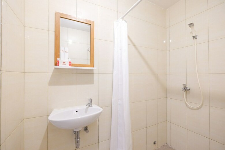 Spacious Bassura City Apartment With Pool View