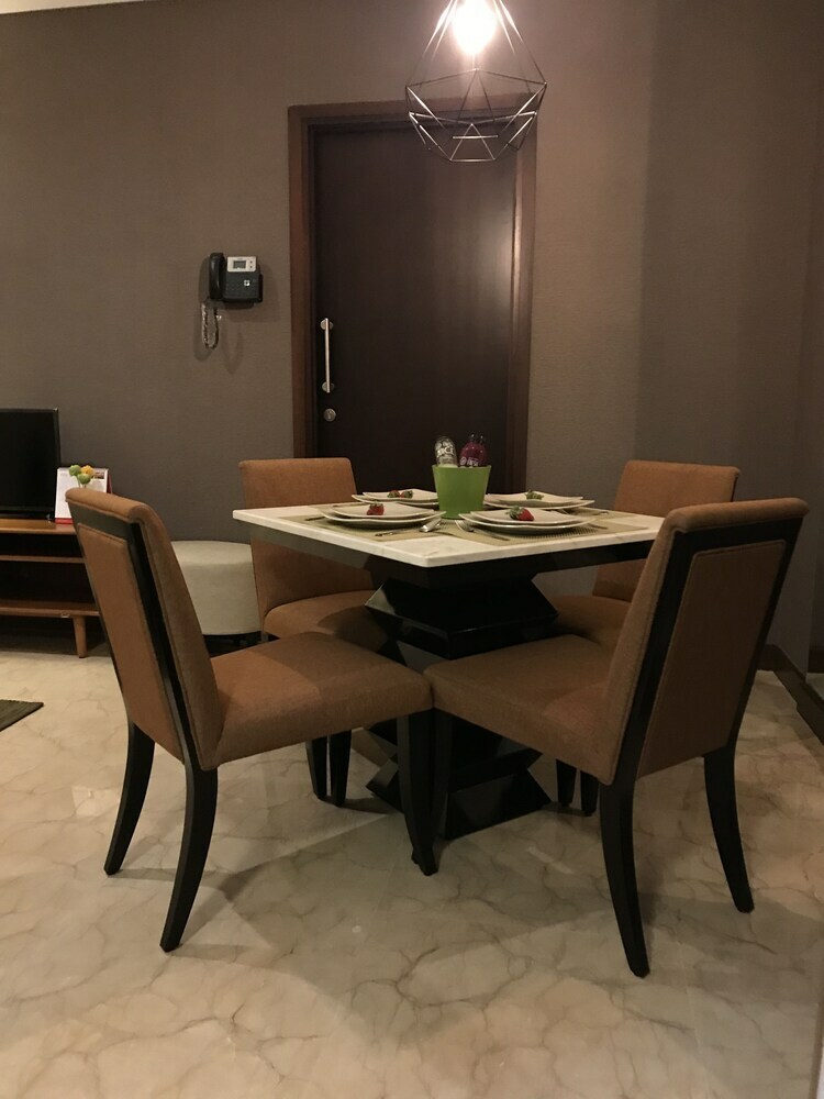 Luxurious L'avenue Apartment