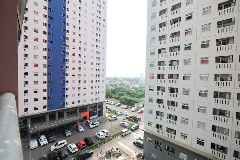 Pool View Green Pramuka Apartment Near Shopping Mall