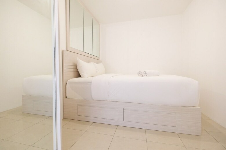 Green Bay Pluit Apartment With Sofa Bed