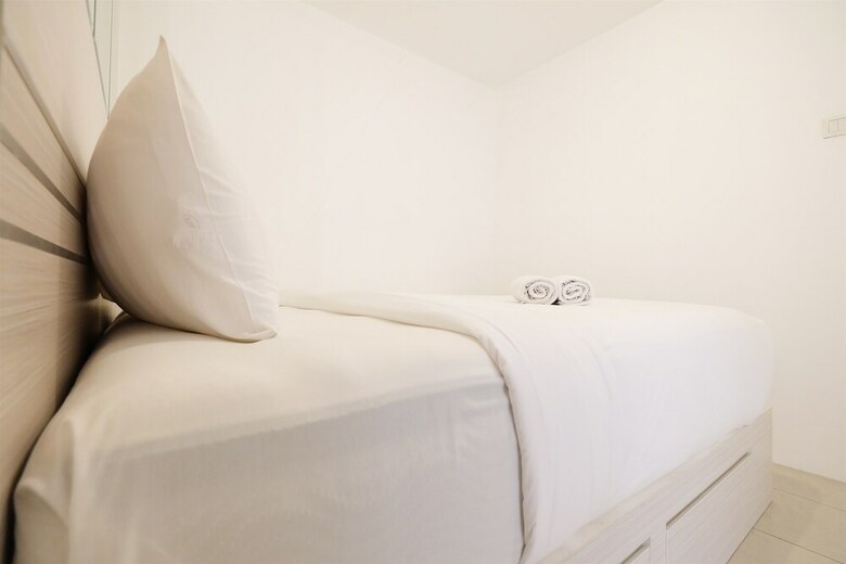 Green Bay Pluit Apartment With Sofa Bed