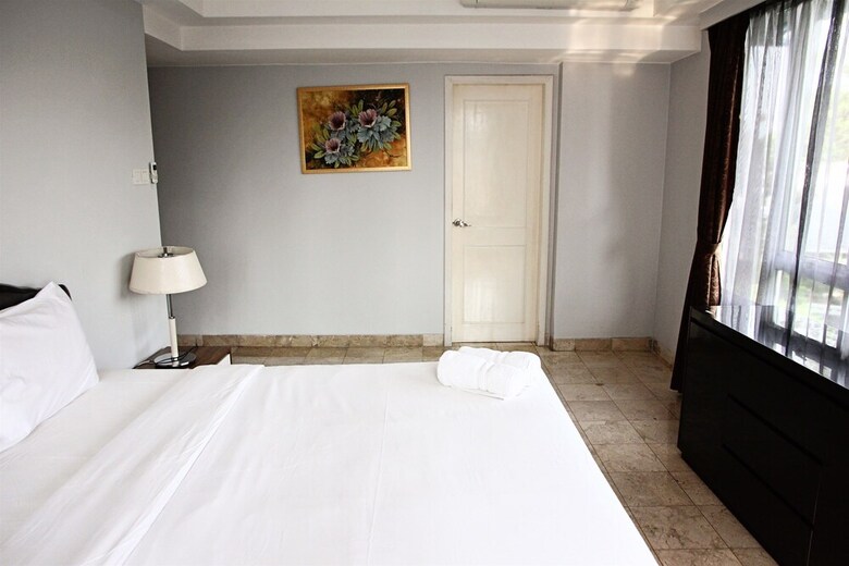 Classic Brawijaya Apartment With Pool View