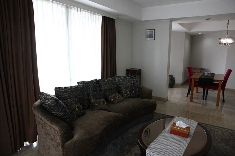 Classic Brawijaya Apartment With Pool View