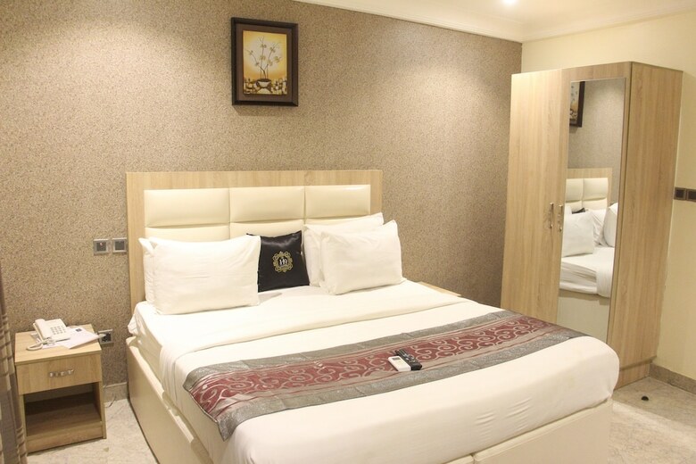Hotel H9 Suites