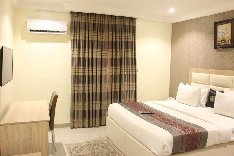 Hotel H9 Suites