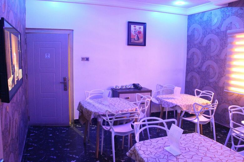 Hotel H9 Suites