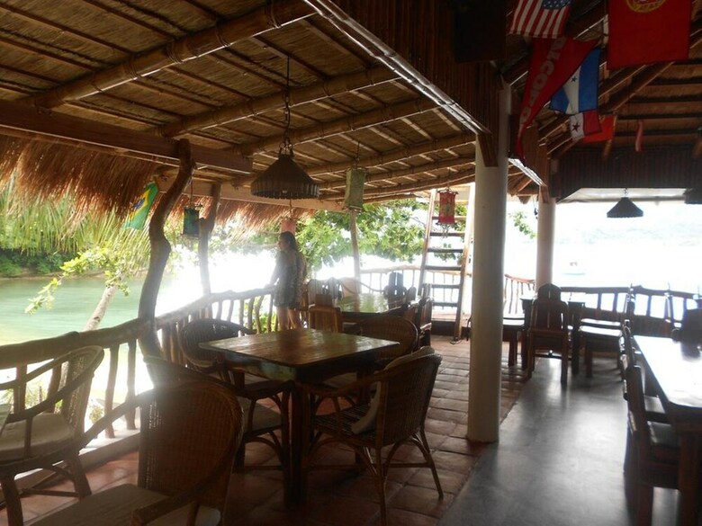 Hotel Dolphinbay Beachfront & Dive Resort