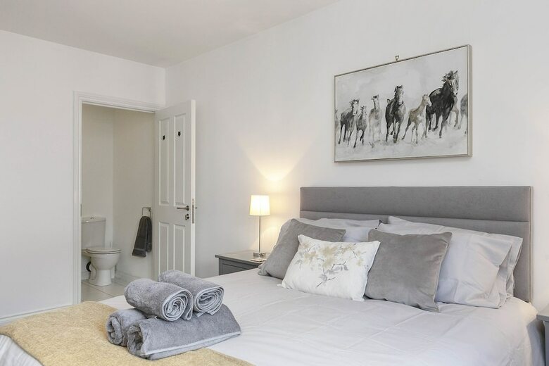 Piazza View Cathedral Quarter Apartment