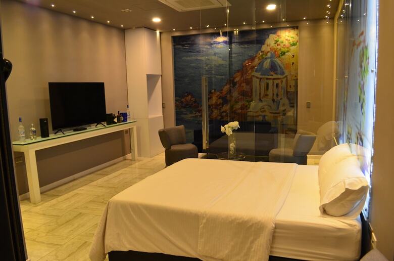 Hotel Paris Luxury Suites