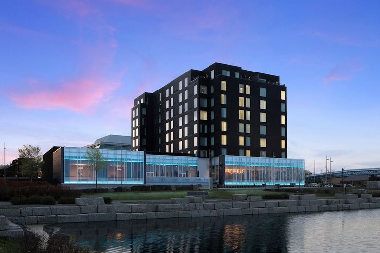 Delta Hotels By Marriott Thunder Bay
