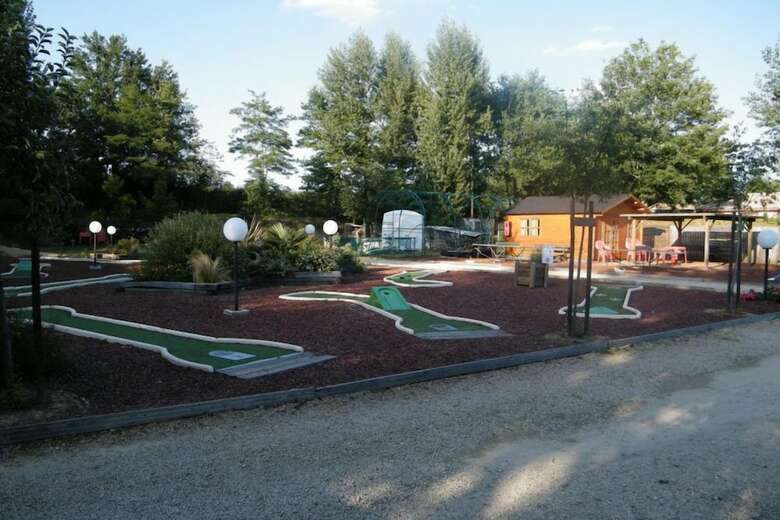 Camping Les Lacs De Courtes - Chalets