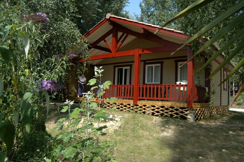 Camping Les Lacs De Courtes - Chalets