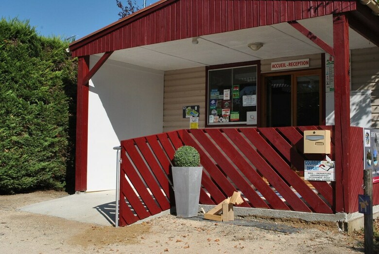 Camping Les Lacs De Courtes - Chalets