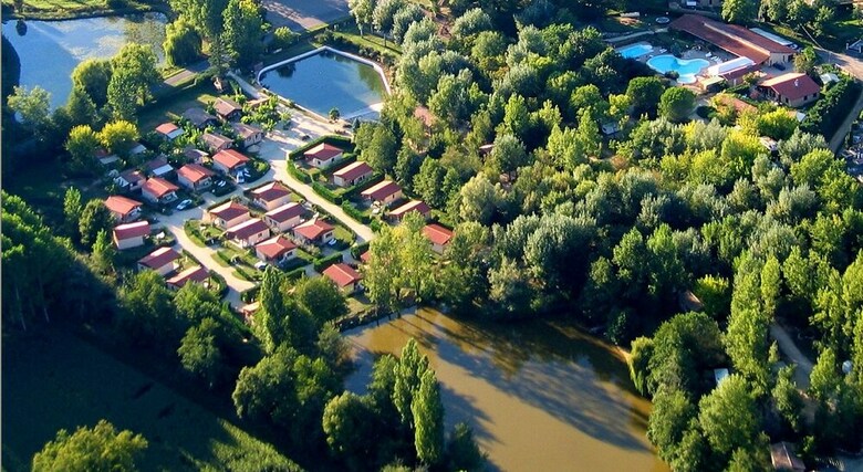 Camping Les Lacs De Courtes - Chalets