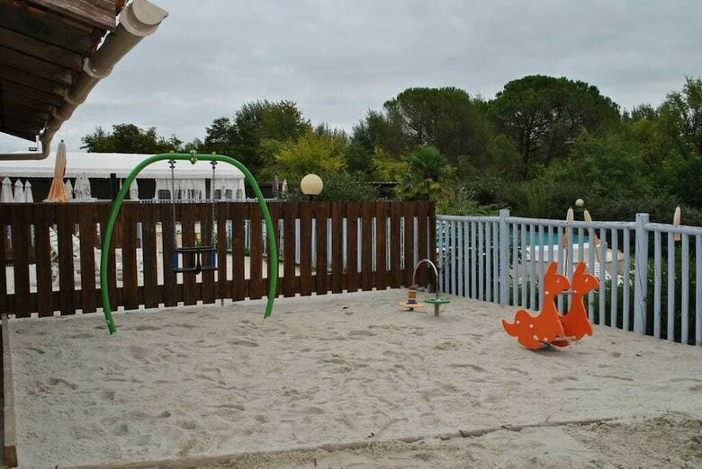 Camping Les Lacs De Courtes - Chalets