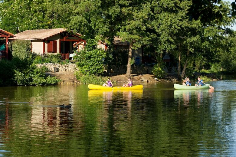 Camping Les Lacs De Courtes - Chalets