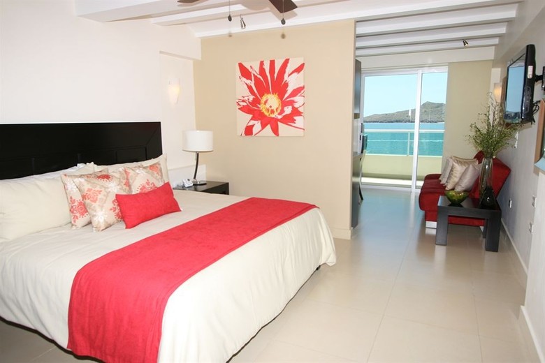 Hotel Las Flores Beach Resort