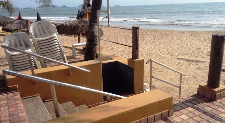 Hotel Las Flores Beach Resort