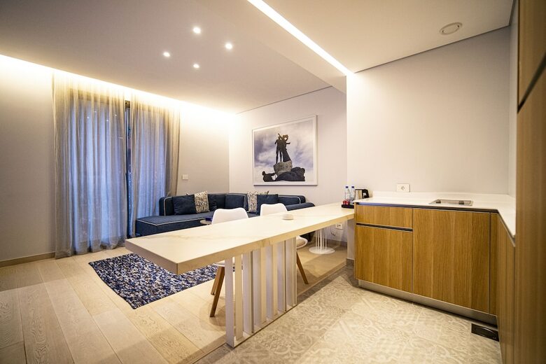 Hotel Monot Suites