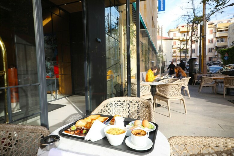 Hotel Monot Suites