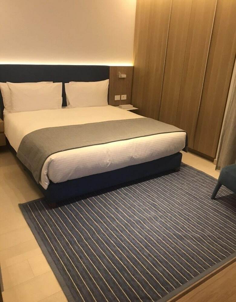 Hotel Monot Suites