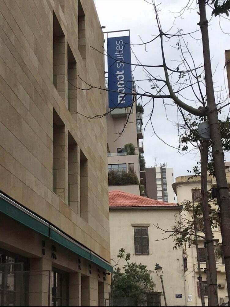 Hotel Monot Suites