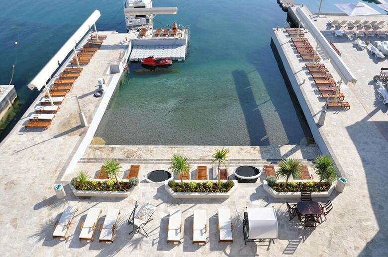 Adeona Apartments - On The Beach