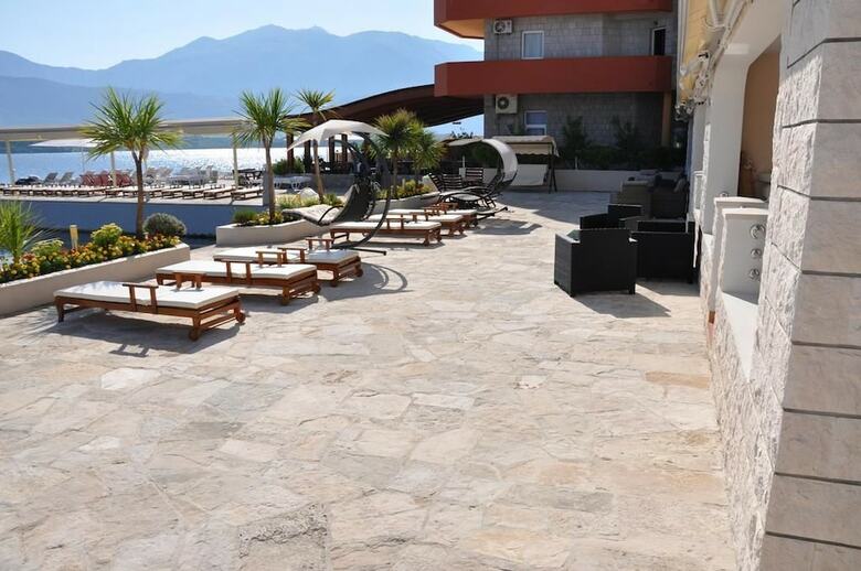 Adeona Apartments - On The Beach