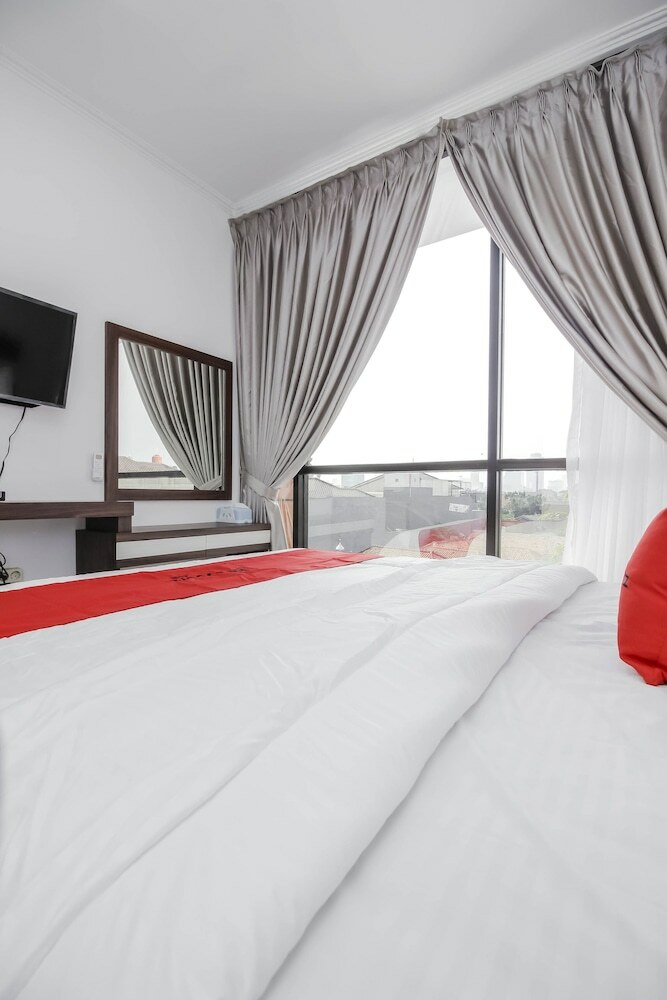 Hotel Reddoorz Plus @ Mampang Prapatan