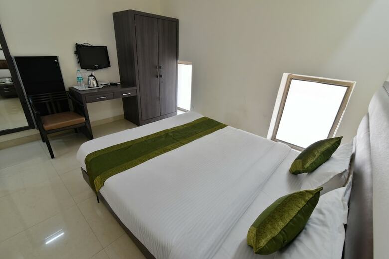 Hotel Anand Niketan By Bonjour - On The Ganges