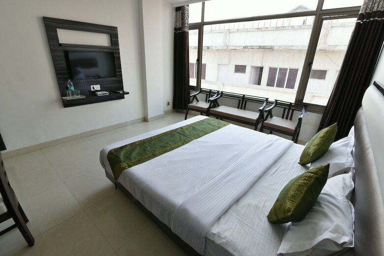 Hotel Anand Niketan By Bonjour - On The Ganges