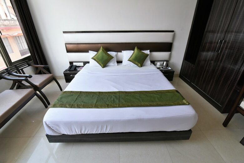 Hotel Anand Niketan By Bonjour - On The Ganges