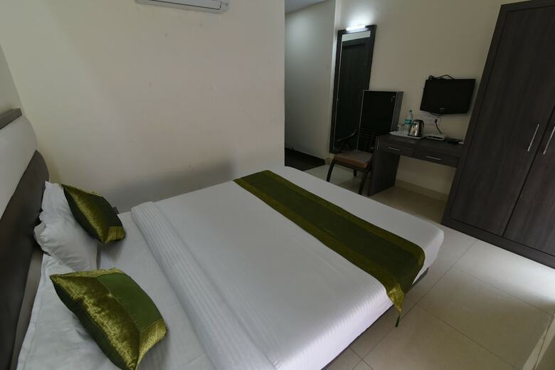 Hotel Anand Niketan By Bonjour - On The Ganges