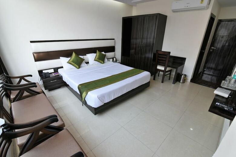 Hotel Anand Niketan By Bonjour - On The Ganges
