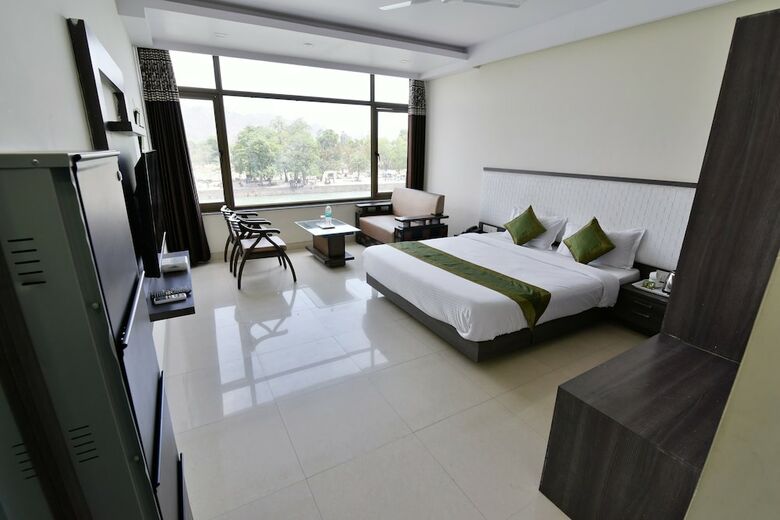 Hotel Anand Niketan By Bonjour - On The Ganges