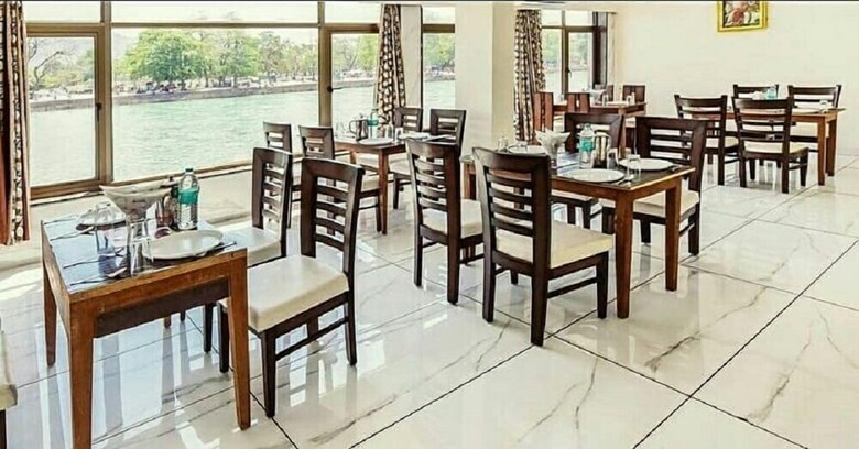 Hotel Anand Niketan By Bonjour - On The Ganges