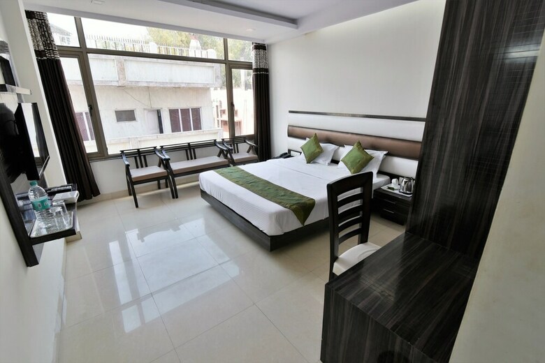 Hotel Anand Niketan By Bonjour - On The Ganges