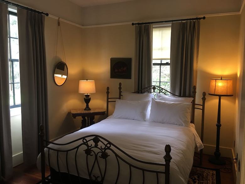 Hostal Wolf Creek Inn & Tavern