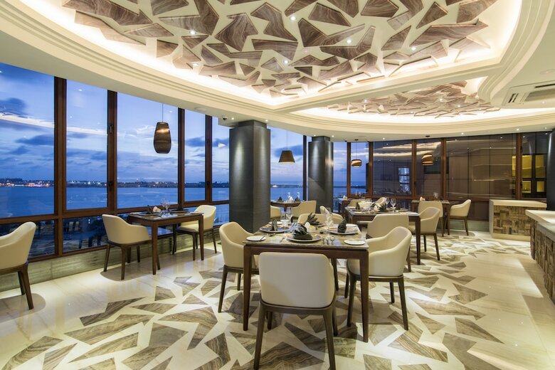 Hotel Samann Grand
