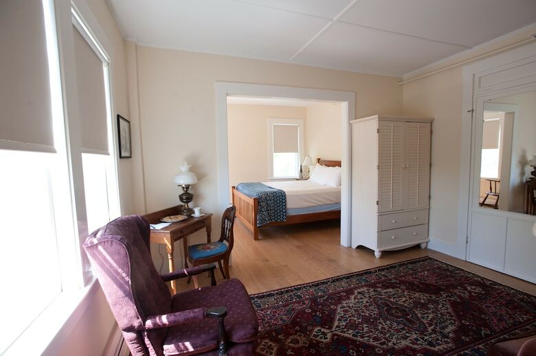 Hotel East Wind Inn