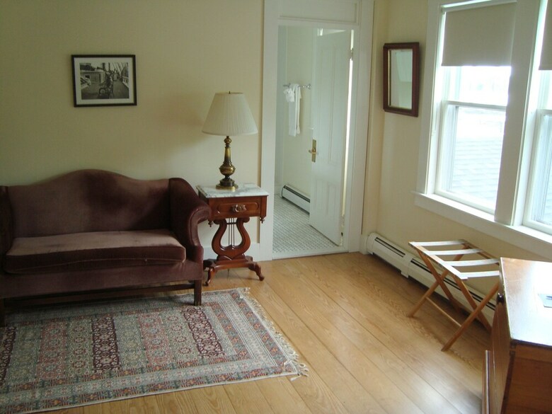 Hotel East Wind Inn