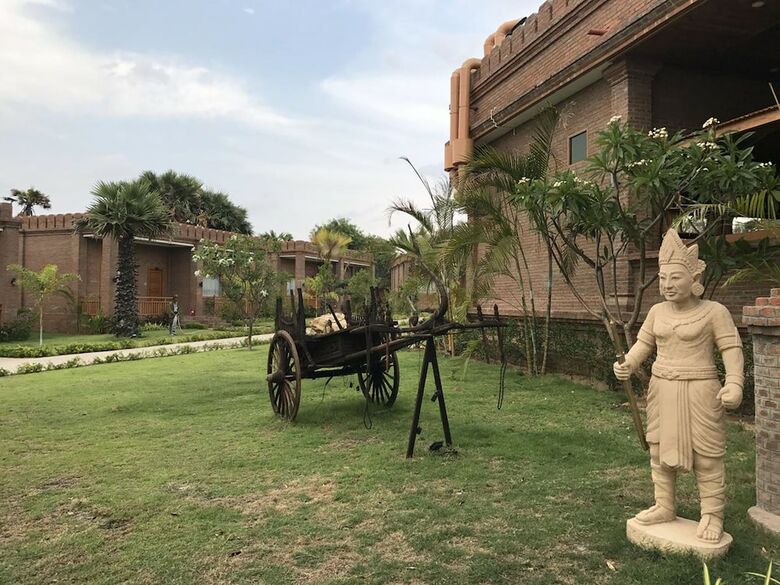 Famous Hotel Bagan 2
