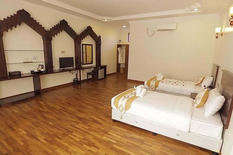 Famous Hotel Bagan 2