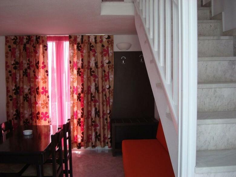 Apartamentos Elena Studios And Suites