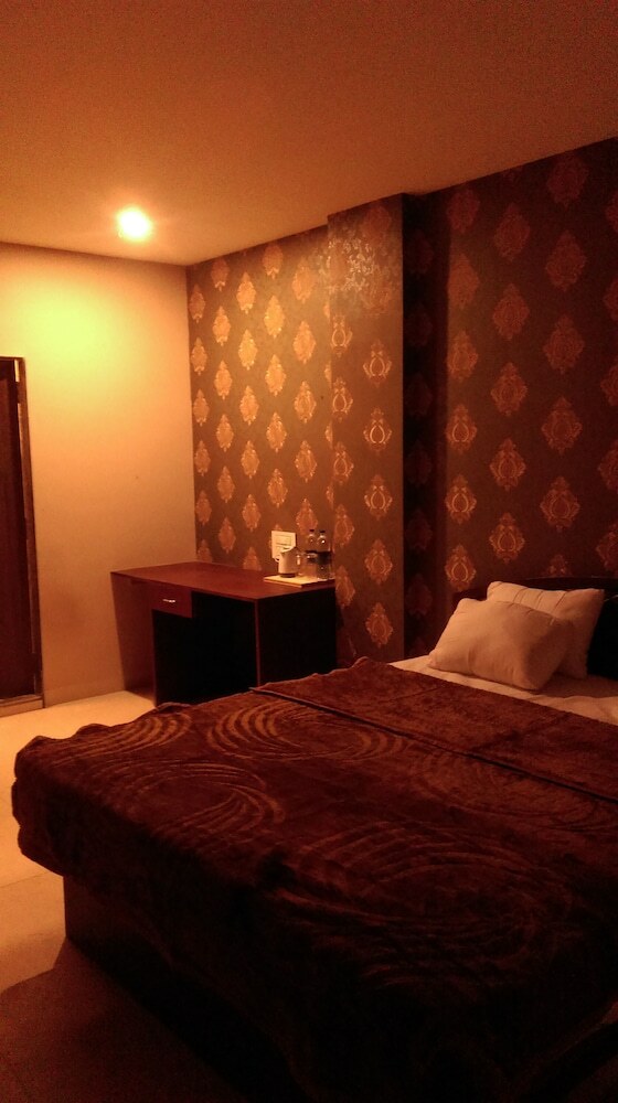 Hotel Hiranya Resorts