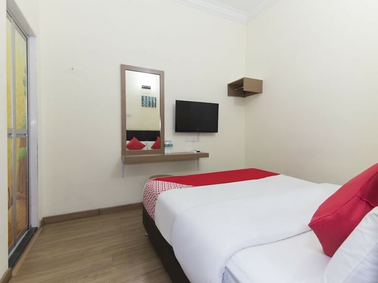 Oyo 445 Charisma Hotel