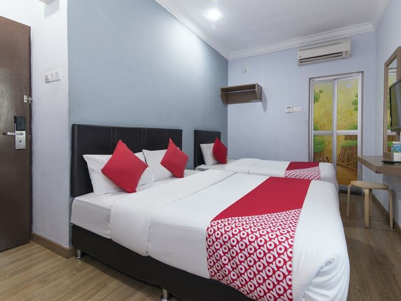 Oyo 445 Charisma Hotel