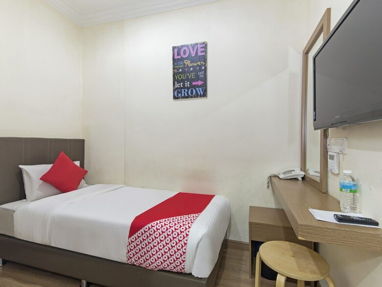 Oyo 445 Charisma Hotel