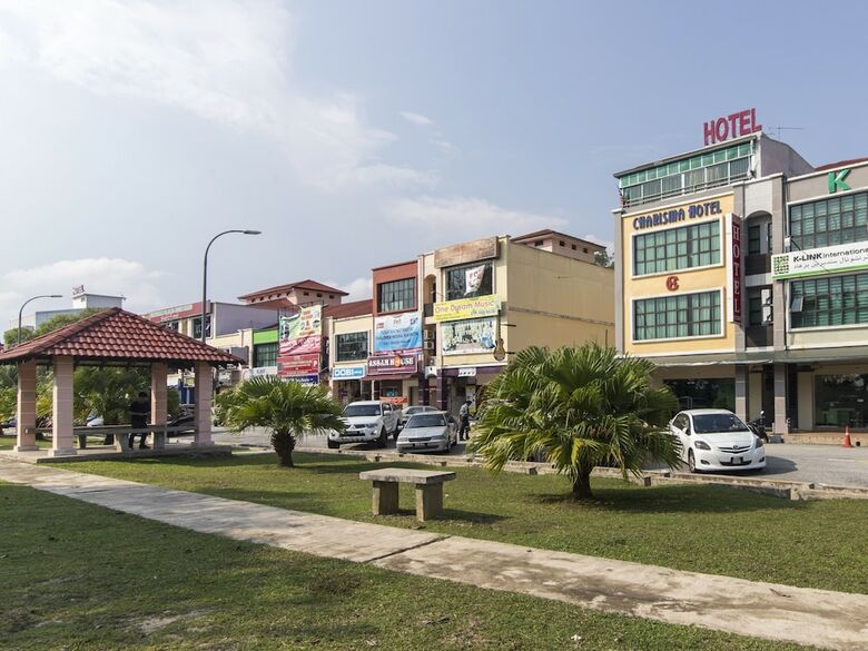 Oyo 445 Charisma Hotel