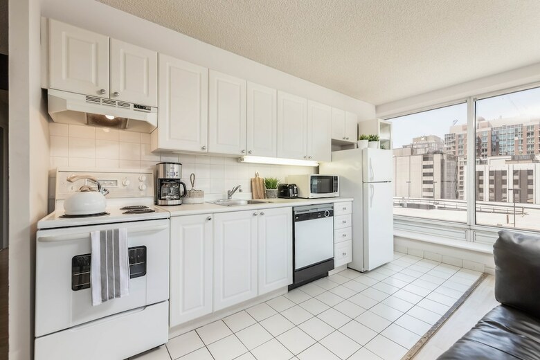 Bright & Spacious Corner Suite (Yonge & Bloor)